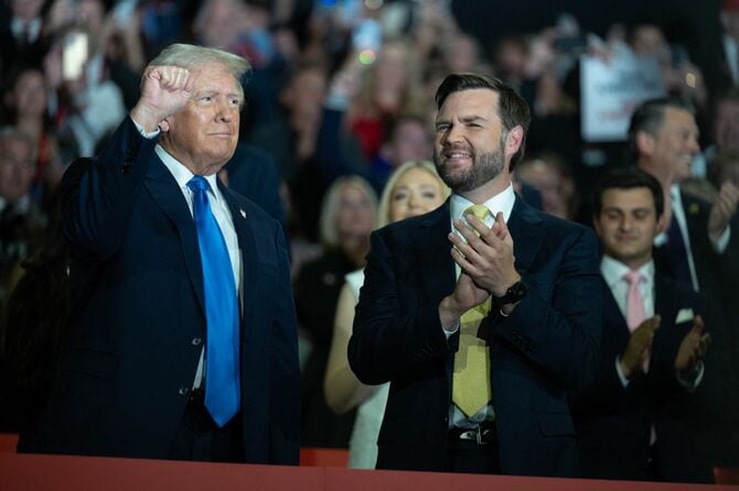 2024年7月16日、米ウィスコンシン州ミルウォーキーのファイザーブ・フォーラムで開催された共和党全国大会第2夜に登場したドナルド・J・トランプ前米大統領とJ.D.バンス上院議員(オハイオ州選出、共和党)。