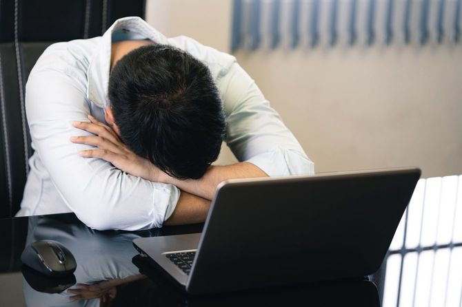 ストレスを抱えたビジネスマン