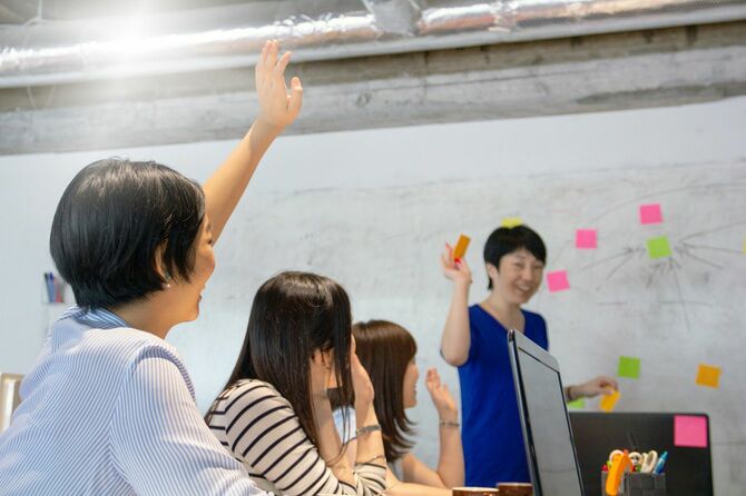 ワークショップで挙手する女性