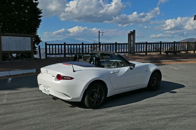 ロードスターの美点をさらに突き詰めた軽量モデル、990S。