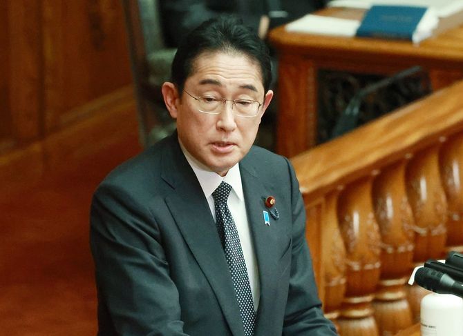 参院本会議で答弁する岸田文雄首相＝2023年1月27日、国会内