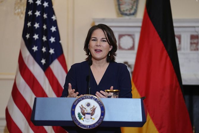 2022年1月05日、米ワシントンでブリンケン米国務長官とともに記者会見するアナレーナ・ベアボック外相