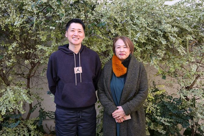 撮影に応じる恩塚亨HC（左）と、ジャーナリストの島沢優子さん（右）