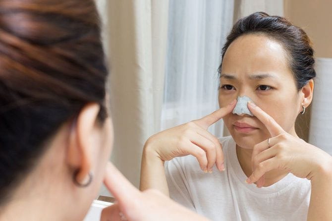 肌の手入れをする女性