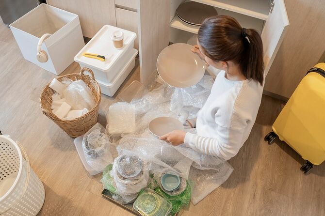 女性が食器をまとめています