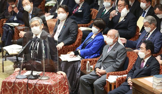 衆院予算委員会で立憲民主党の階猛氏の質問に答弁する日本銀行の黒田東彦総裁(左手前)。右端は岸田文雄首相=2022年10月18日、国会内