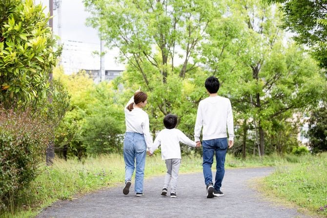 公園を散歩している親子