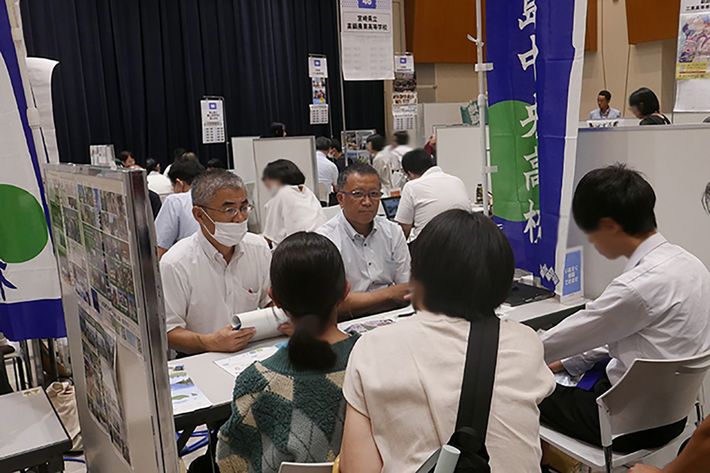 合同学校説明会のブース。学校ごとに特色がある（※本文で紹介しているケースとは関係ありません）