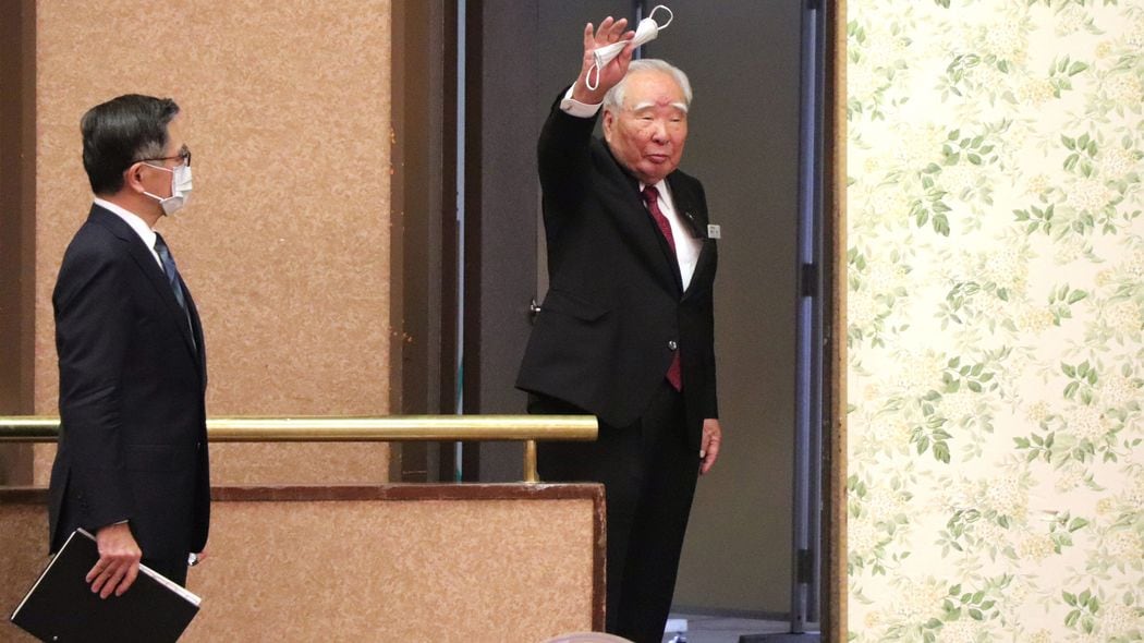 ｢新技術がわからない｣軽の守護神･鈴木修氏の引退で､自動車産業の崩壊が始まる ｢既存の産業ピラミッドは崩壊する｣