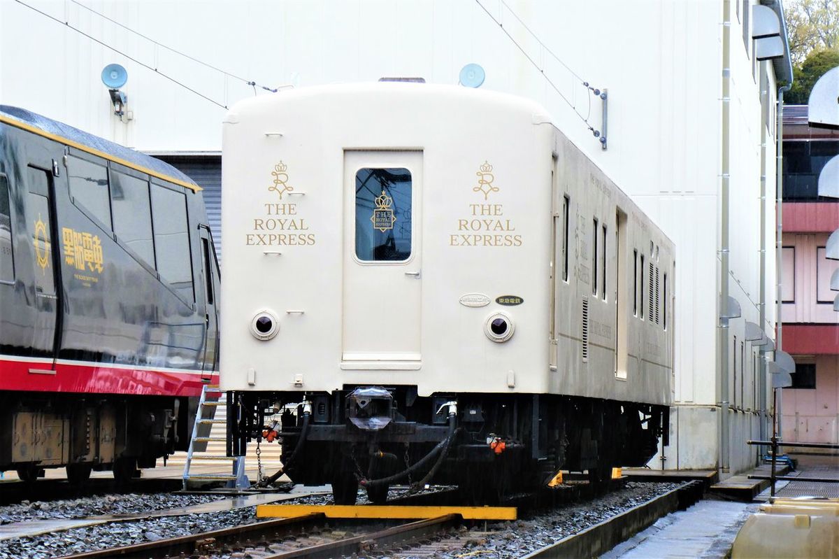 東急電鉄が購入した電源車マニ50形は、伊豆急行の車両基地に常駐する