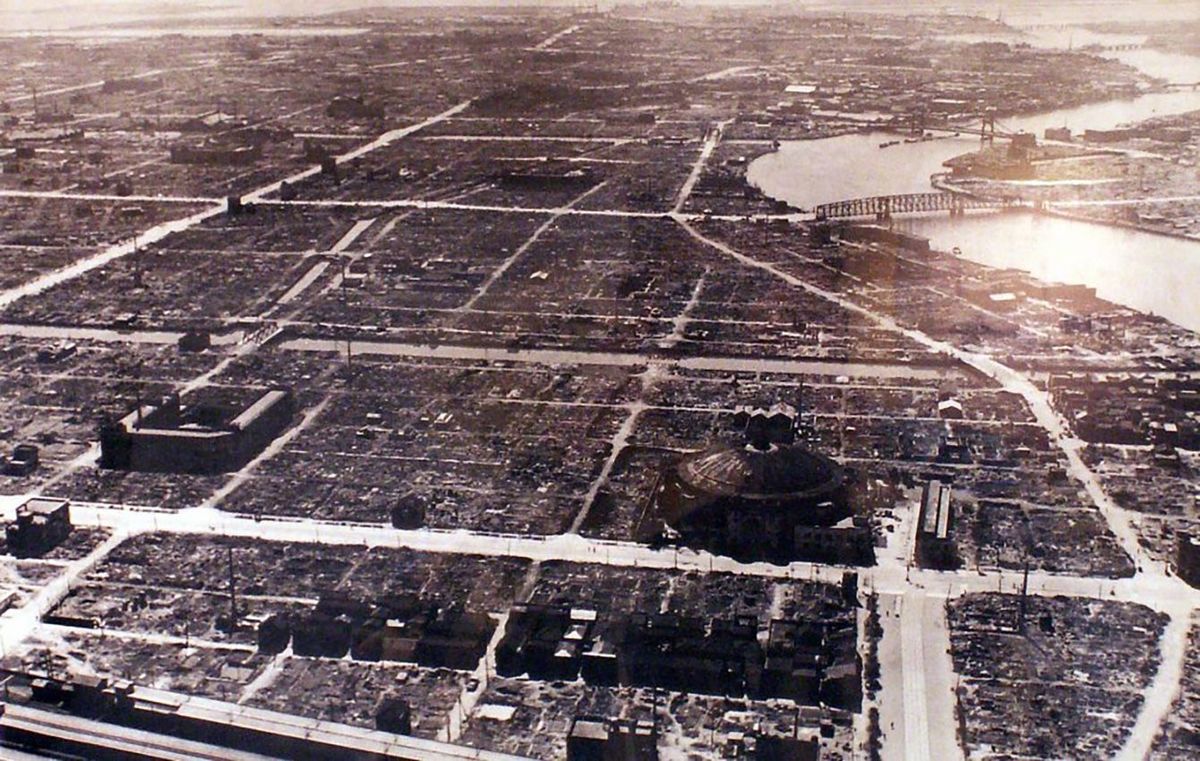 空襲により焦土と化した東京。両国駅付近上空から南に向かい撮影、1945年3月10日（写真＝米軍撮影／PD-Japan-oldphoto／Wikimedia Commons）