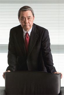 <strong>キリンビール 三宅占二社長</strong>●1948年、東京都生まれ。70年慶應義塾大学経済学部卒業。同年麒麟麦酒に入社。以来、営業畑一筋に進む。93年ハイネケンジャパン副社長。2002年取締役。06年国内酒類カンパニー社長。07年より現職。今年3月から持ち株会社の副社長に就任予定。