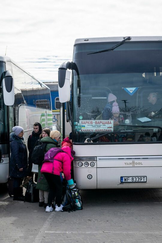 2022年3月10日、ワルシャワ行きのバスでウクライナを出発する人々