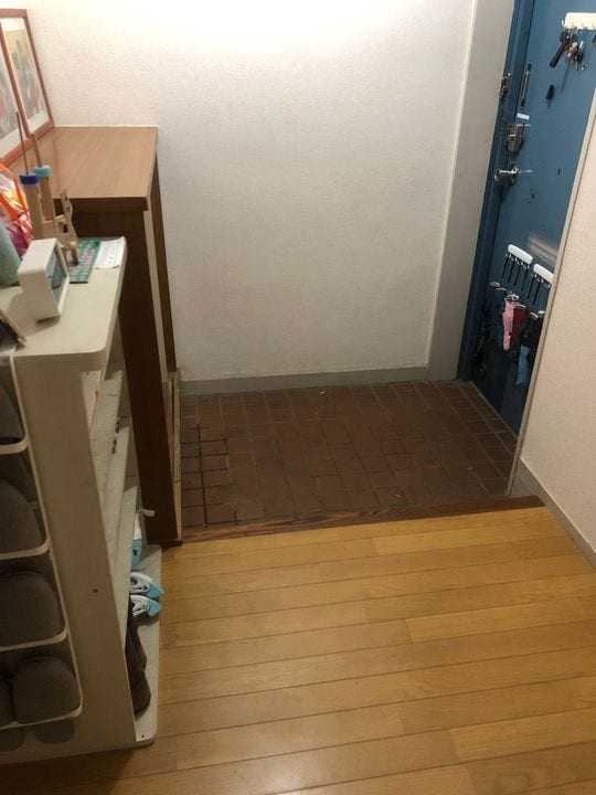 玄関にはマグネットで、玄関ドアにはマグネットで鍵、入館証、印鑑、虫よけスプレー、折り畳み傘などを収納している。