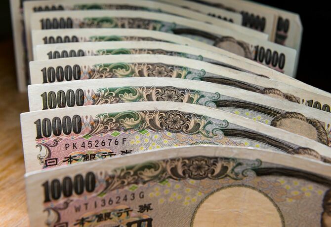 一万円札を立たせて並べている