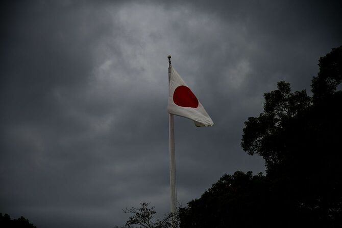 曇り空にはためく日本の国旗