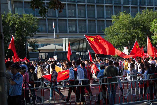 中国の国旗を持って歩く集団