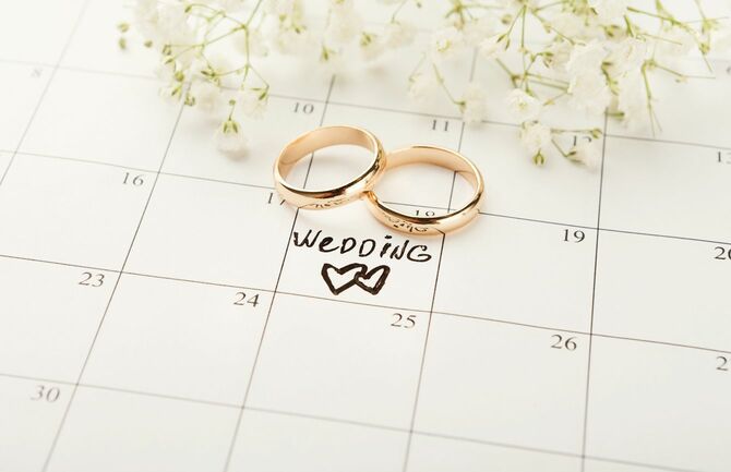 カレンダーに結婚式の印と、一対の結婚指輪