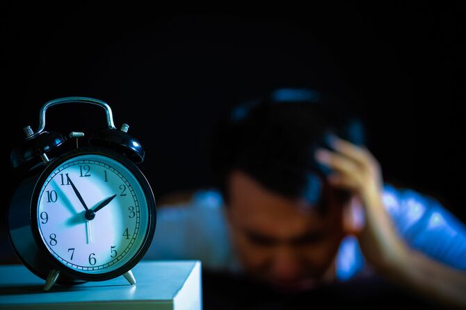 眠症と睡眠障害に苦しんでいる男性