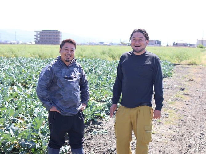 國﨑青果の社長・井上有基さん（写真右）と同社の生産法人BASE代表の志方竜也さん