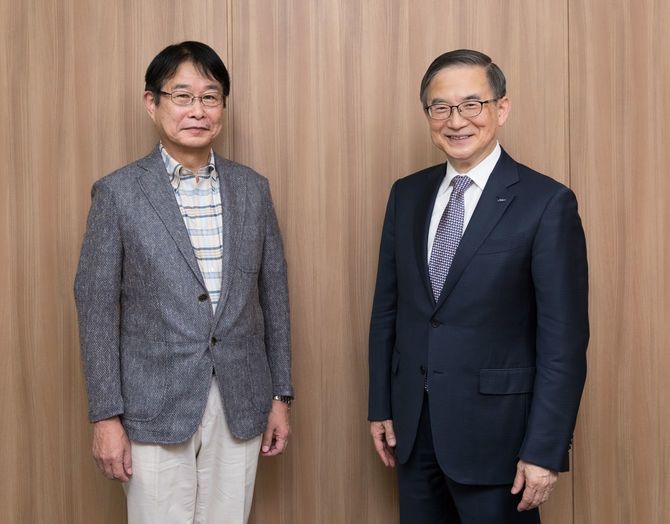 英語教材開発者の清水建二氏（左）とイーオン社長の三宅義和氏（右）
