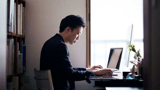 在宅勤務をする日本人男性