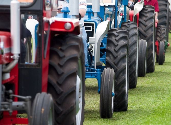 ブルーとレッドトラクターズ