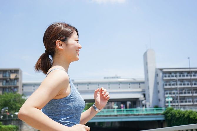 笑顔で走っている若い女性