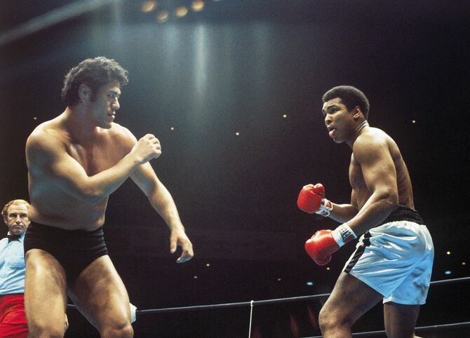 ムハマド・アリ（右）と対戦するプロレスラーのアントニオ猪木