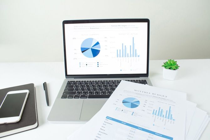 書類やラップトップが置かれたビジネスデスク