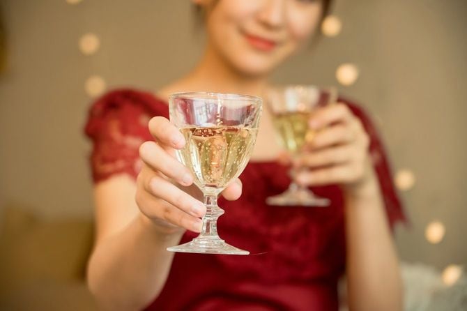 グラスを持ったドレスの女性