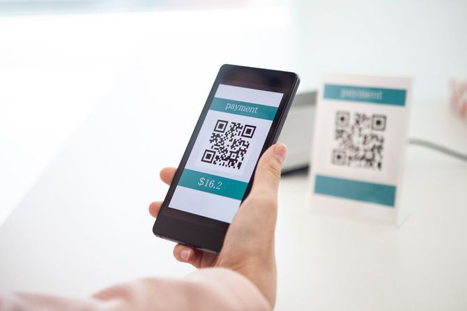 スマーフォンで電子決済する手元