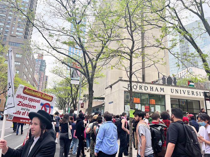 フォーダム大学のデモ参加者の中には、イスラエルの苛烈な侵攻に反対するユダヤ教徒もいた