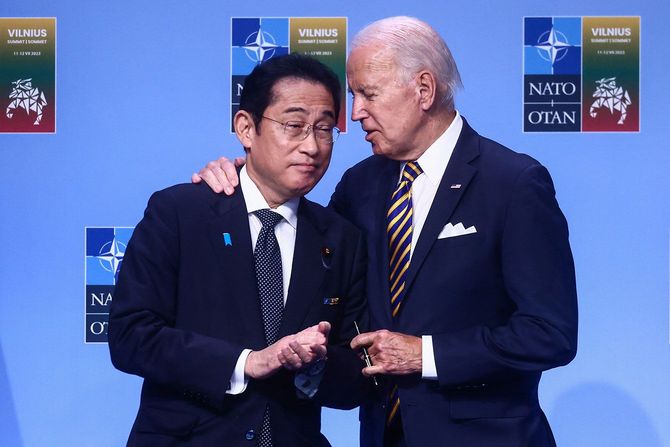 リトアニア・ビリニュスで行われたG7ウクライナ共同支援宣言での岸田文雄首相とジョー・バイデン米大統領＝2023年7月12日