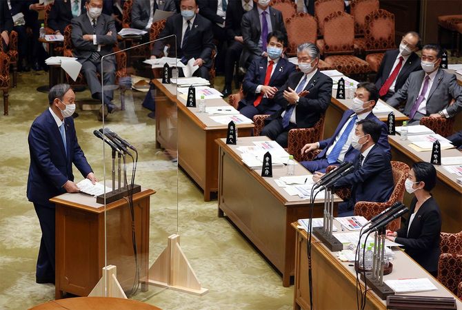 参院予算委員会で立憲民主党の蓮舫代表代行（右下）の質問に答弁する菅義偉首相（左）＝2021年1月27日、国会内