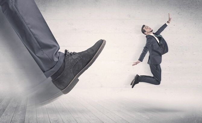 大きな足と飛んでいく小さなビジネスマン
