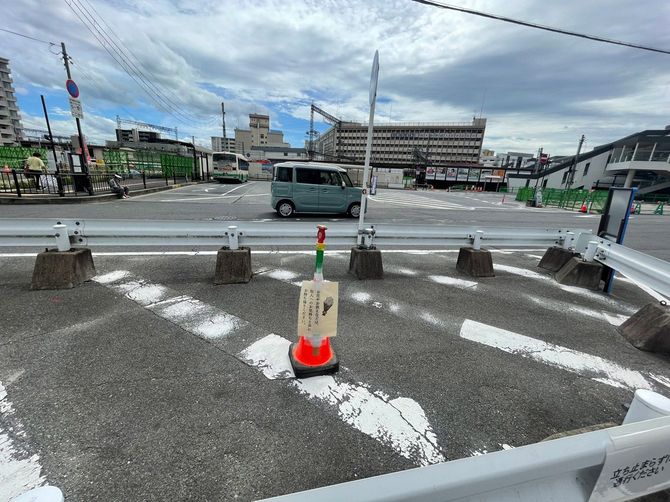 「お花やお供えなどは、故人へのお気持ちと共にお持ち帰りください」と書かれた貼り紙