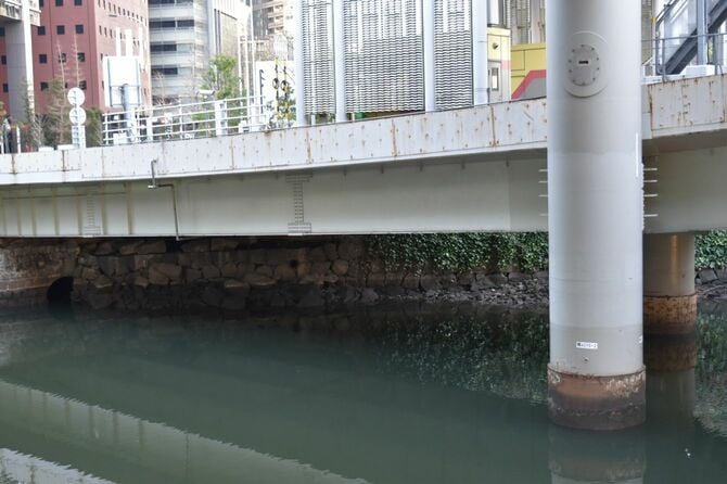 田沼屋敷があった辺りの外堀(日本橋川)と石垣