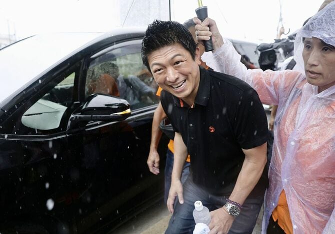 街頭演説を終え移動する参政党の神谷宗幣代表、2025年7月17日、滋賀県米原市