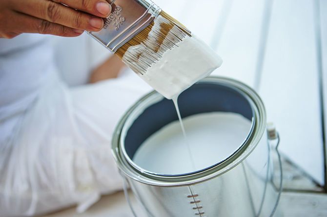 塗料に塗るペイントブラシ