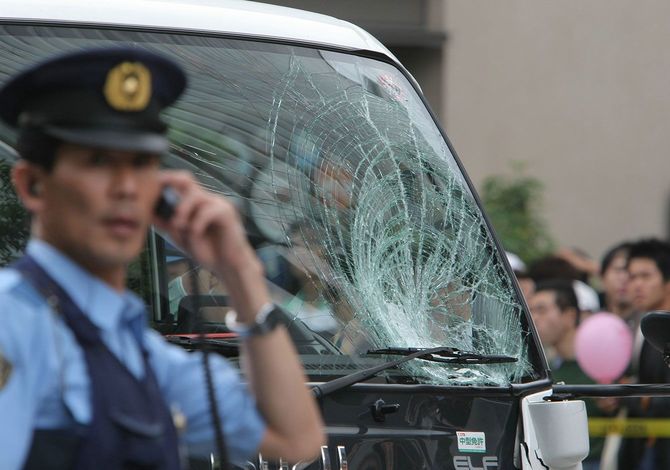 現場付近に乗り捨てられた、秋葉原無差別殺傷事件の加藤智大容疑者が使った車の割れたフロントガラス（＝2008年6月8日、東京・千代田区外神田）