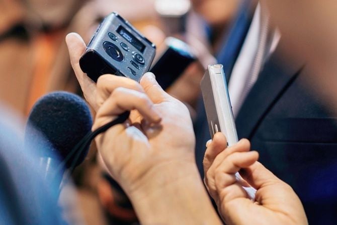 取材対象者に群がるハンディレコーダー