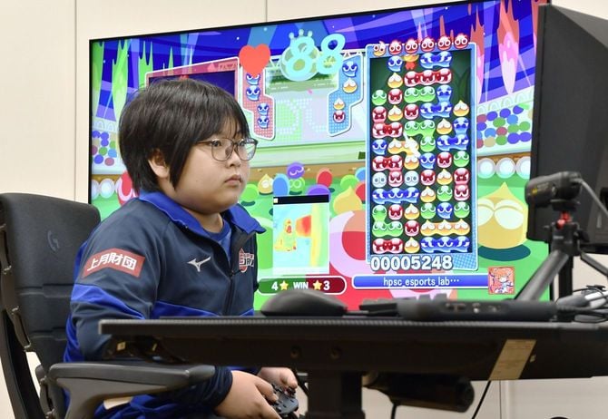 パズルゲーム「ぷよぷよ」を練習するアジア大会日本代表の栗原悠輝＝2026年7月31日、東京都北区