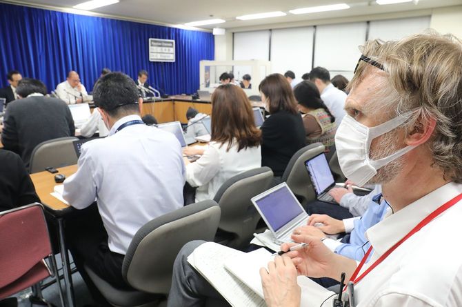 新型コロナウイルス感染症対策専門家会議の記者会見に、マスク着用で出席する海外の報道関係者＝2020年3月19日、厚生労働省