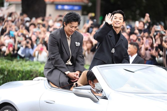 名古屋まつりでパレードに参加した2026年NHK大河ドラマ「豊臣兄弟！」の豊臣秀長役の仲野太賀（右）と織田信長役の小栗旬。2025年10月19日、名古屋市