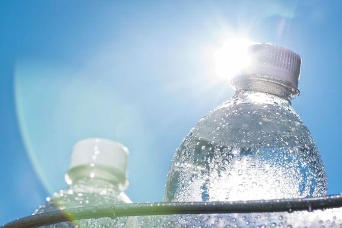 暑い日のペットボトルの水