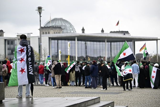 独首相官邸の前で、シリアのシャラア暫定大統領を出迎える人たち（2026年3月30日、ベルリン）