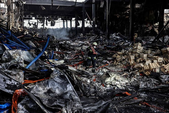 ロシア軍の攻撃で破壊された食料庫の残骸＝2022年3月29日、ウクライナ・ブロバルイ