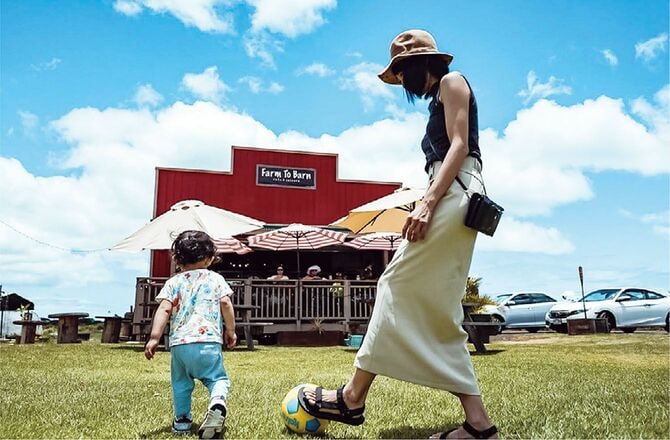 【写真】ハワイで息子と遊ぶ筆者