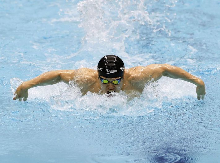 競泳のジャパンパラ大会男子100メートルバタフライ（視覚障害S11）で泳ぐ木村敬一＝2024年5月5日、横浜国際プール